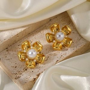 Elegant Retro French Pearl Earrings - Timeless Sophistication